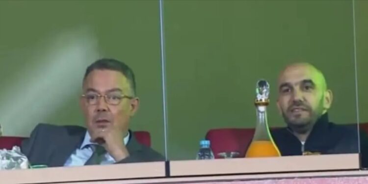 Lekjaa et Regragui assistent à la performance impressionnante des Lionnes de l’Atlas qui battent la Tunisie 4 à 1