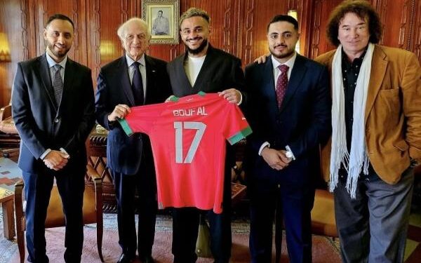 Boufal offre un cadeau spécial au Palais Royal de Rabat