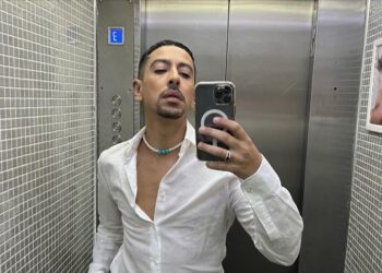 Fayçal Azizi crée la polémique en publiant une photo de lui en sous-vêtements