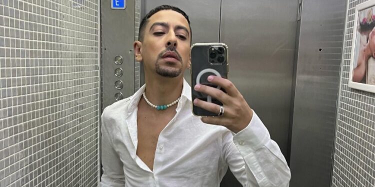 Fayçal Azizi crée la polémique en publiant une photo de lui en sous-vêtements