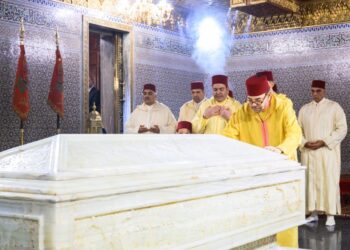 Sa Majesté Mohammed VI se recueille sur la tombe de Feu SM le Roi Mohammed V