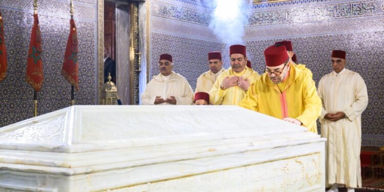 Sa Majesté Mohammed VI se recueille sur la tombe de Feu SM le Roi Mohammed V