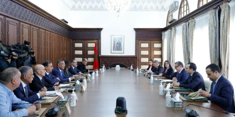 Retour à la table des négociations : le dialogue entre gouvernement et syndicats s’intensifie