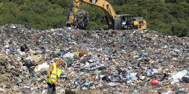 Un demi milliard d’euros jetés à la décharge : l’espoir de cet ingénieur pour retrouver son trésor perdu