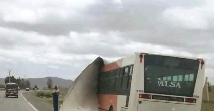 Le toit d’un bus Alsa arraché par des vents violents à Marrakech : Un nouveau scandale secoue le secteur des transports