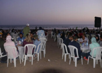 Ramadan à Agadir : le conseil communal dément l’interdiction des ftours sur la plage.