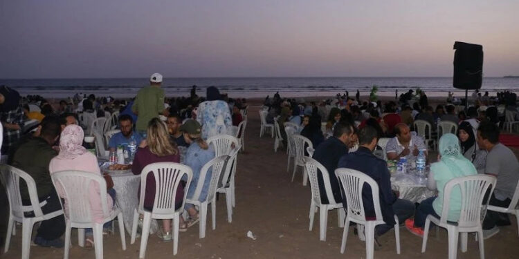 Ramadan à Agadir : le conseil communal dément l’interdiction des ftours sur la plage.