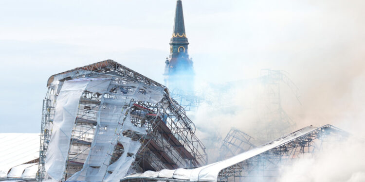 Incendie spectaculaire à la vieille Bourse de Copenhague