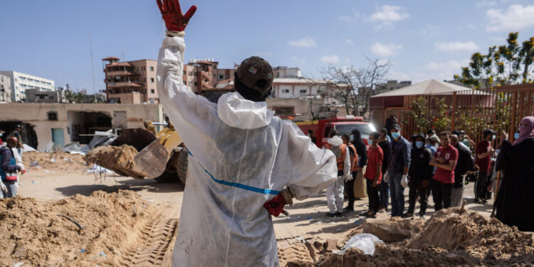 Découverte choquante à Gaza : 50 corps exhumés dans des fosses communes