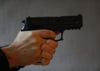 L’arme de service : Un outil indispensable dans la lutte contre la criminalité ?