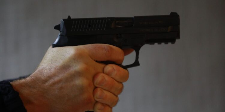 L&rsquo;arme de service : Un outil indispensable dans la lutte contre la criminalité ?