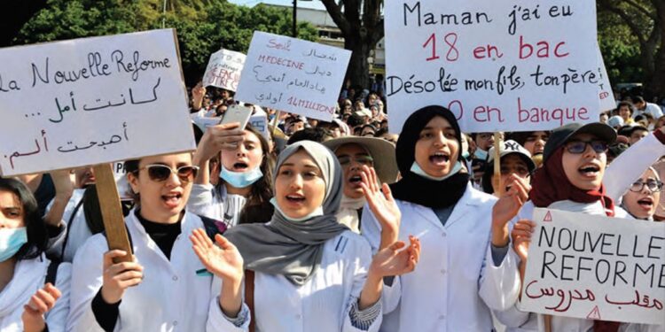 Les étudiants en médecine de Marrakech allument des bougies contre la réduction des années d’étude
