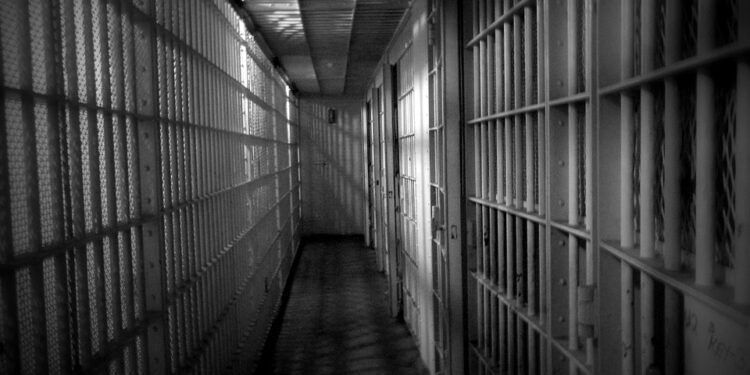 Mort d’un détenu en garde à vue : 5 ans de prison pour un policier