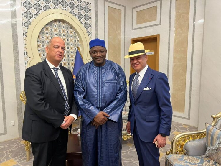 De droite à gauche, Karim Rahal, PDG du groupe Rahal,  le Président de la République de la Gambie, Adama Barrow,  Kamal Rahal, directeur du Groupe Rahal
