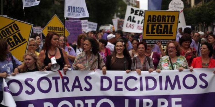 Réforme de l’Avortement en Espagne : Les Adolescents de 16 et 17 ans Peuvent Désormais Avorter sans Consentement Parental