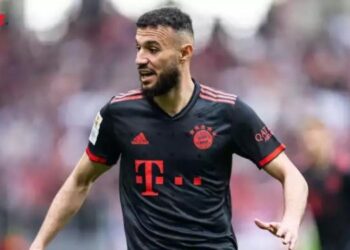 Mazraoui avec le maillot du Bayern Munich