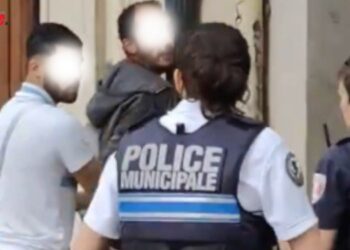 Vidéo polémique à Marseille: Un civil arrête un suspect à la place de deux policières impuissantes