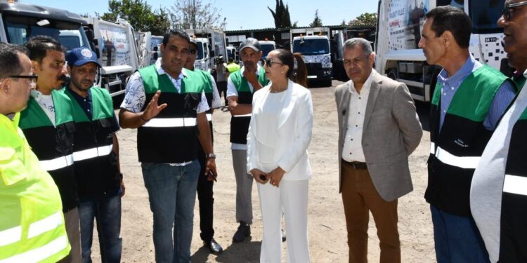 Une première : Fatiha El Moudni, la maire de Rabat en tenue blanche supervise la propreté de la capitale