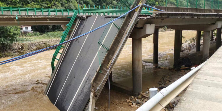 Effondrement d’un pont en Chine : 12 morts et 31 disparus