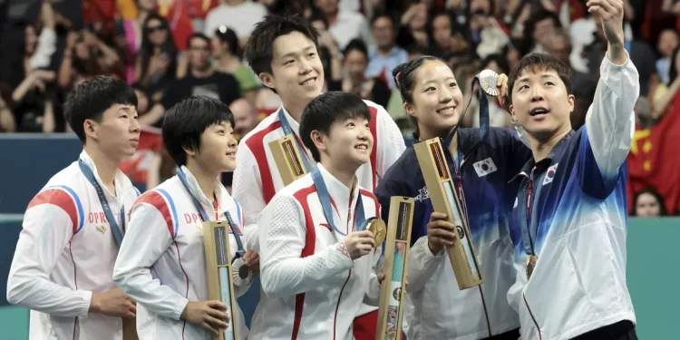 Un selfie de l’espoir : Joueurs Nord et Sud-Coréens ensemble sur le podium