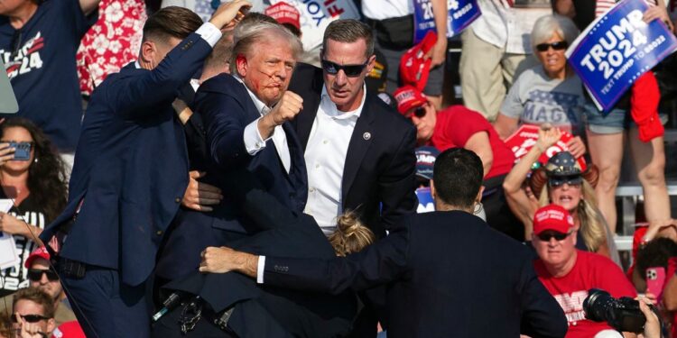 Donald Trump évacué d’un meeting après une fusillade mortelle en Pennsylvanie