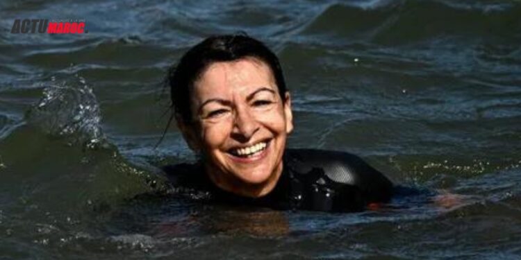 La maire de Paris se baigne dans la Seine