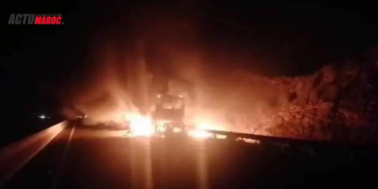 Un autocar de voyageurs prend feu aux abords d’Agadir (Video)