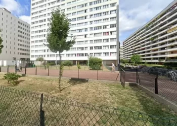 Un père jette ses deux enfants par la fenêtre avant de se suicider