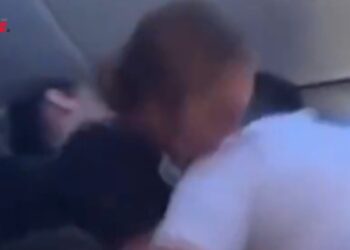 Video: Incident sur un vol United Airlines une passagère mord un steward et retarde le vol