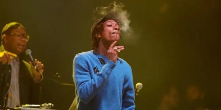 Consommation de « marijuana » sur scène: arrestation d’un chanteur américain devant son public