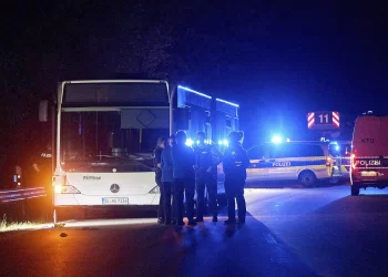 Une femme poignarde six passagers dans un bus