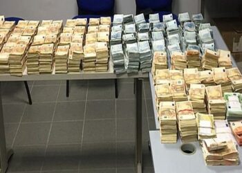 Saisie record à Roissy : 2,4 millions d’euros en liquide interceptés