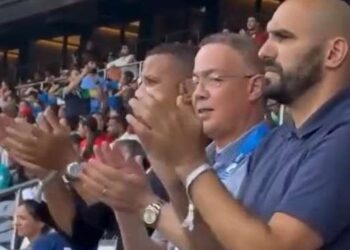 Le Maroc Célèbre une Victoire aux JO : Lekjaa et Regragui sur le Terrain, Infantino et Al-Khelaïfi dans les Tribunes