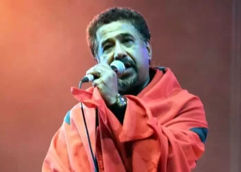 Cheb Khaled critiqué en Algérie pour sa proximité avec le Roi du Maroc