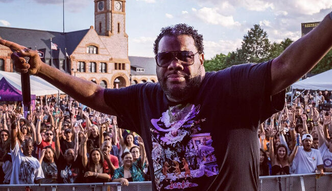 Tragédie sur scène : Le rappeur Fatman Scoop s’effondre en plein concert et meurt à l’hôpital