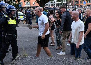 Violences au Royaume-Uni après une attaque au couteau : un climat de tension extrême