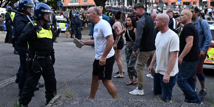 Violences au Royaume-Uni après une attaque au couteau : un climat de tension extrême