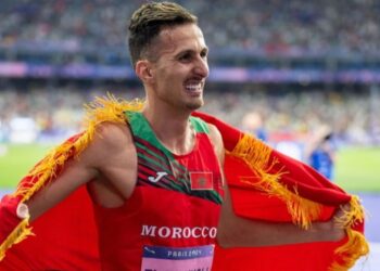 Soufiane Bakkali tient son drapeau national marocain après avoir remporté le 3000 mètres steeple aux Jeux olympiques de Paris 2024