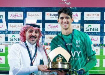 Yassine Bounou avec son prix de meilleur gardien de but de la Coupe d'Arabie Saoudite de Super Diriyah ce soir.