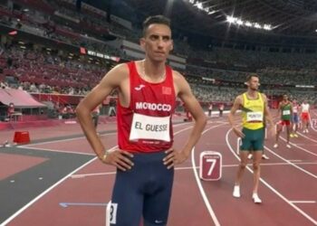 abdelati el guesse attend le coup de sifflet pour commencer sa course, il a obtenu la 5ème position dans cette course, et il était absent dans la deuxième course et il a été éliminé.