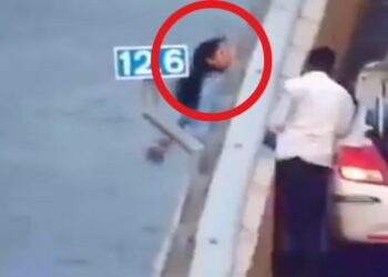 Video: Un chauffeur de taxi héroïque sauve une femme du suicide en Inde