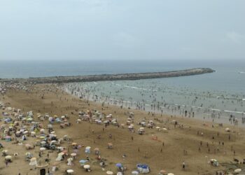 La plage de Rabat, photo prise depuis Oudaya Rabat, pendant que les gens nagent et se divertissent
