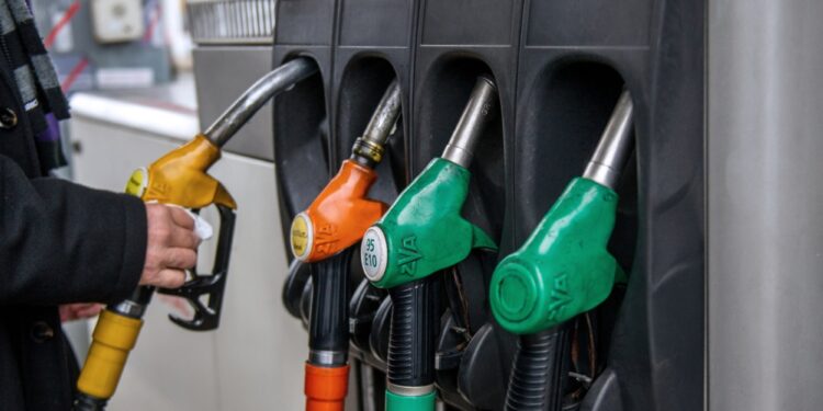 Chute des prix du pétrole : pourquoi les consommateurs marocains ne voient-ils pas la différence à la pompe ?