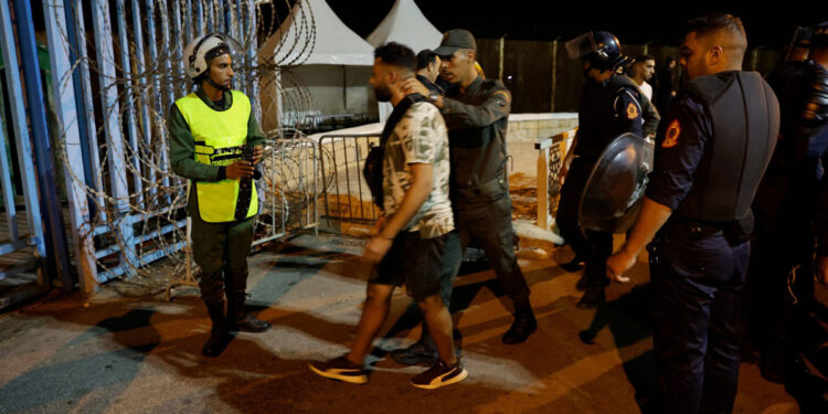 Tétouan :  cinq personnes condamnées pour incitation à la migration illégale lors des incidents du Fnideq