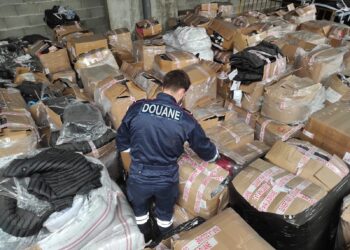 Saisie massive de vêtements contrefaits à Casablanca : les douanes frappent fort