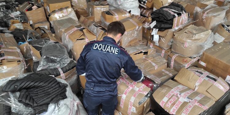 Saisie massive de vêtements contrefaits à Casablanca : les douanes frappent fort