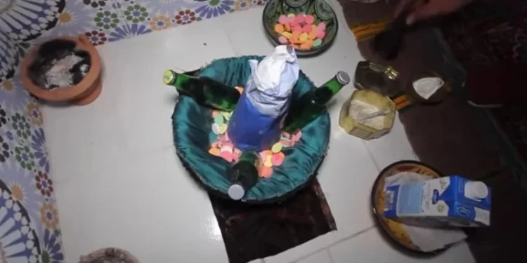 Un guérisseur de Kénitra au cœur d’un scandale impliquant des hommes d’affaires étrangers