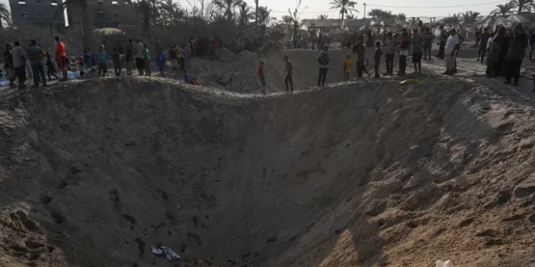 Gaza : L’armée israélienne frappe un camp de déplacés à Khan Younes, des dizaines de morts