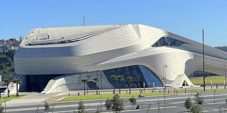 Deux grands théâtres très coûteux construits mais aux portes closes
