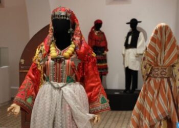 Exposition aux Oudayas : une plongée dans les costumes traditionnels du Maroc et de la Roumanie